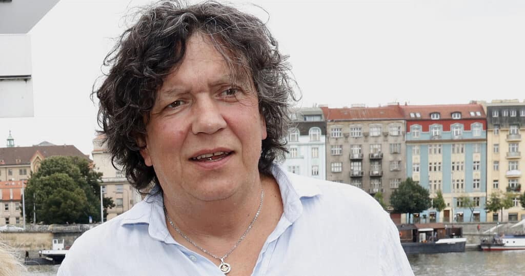 Richard Genzer utekl z města na hausbót. Bydlení na vodě vyžaduje drsnou údržbu a není pro každého