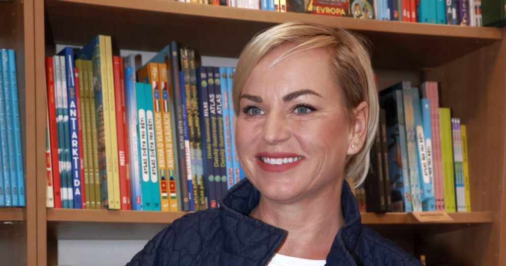 Alice Bendová zapózovala v plavkách u bazénu. Fanoušci nevěřili, kolik kil shodila